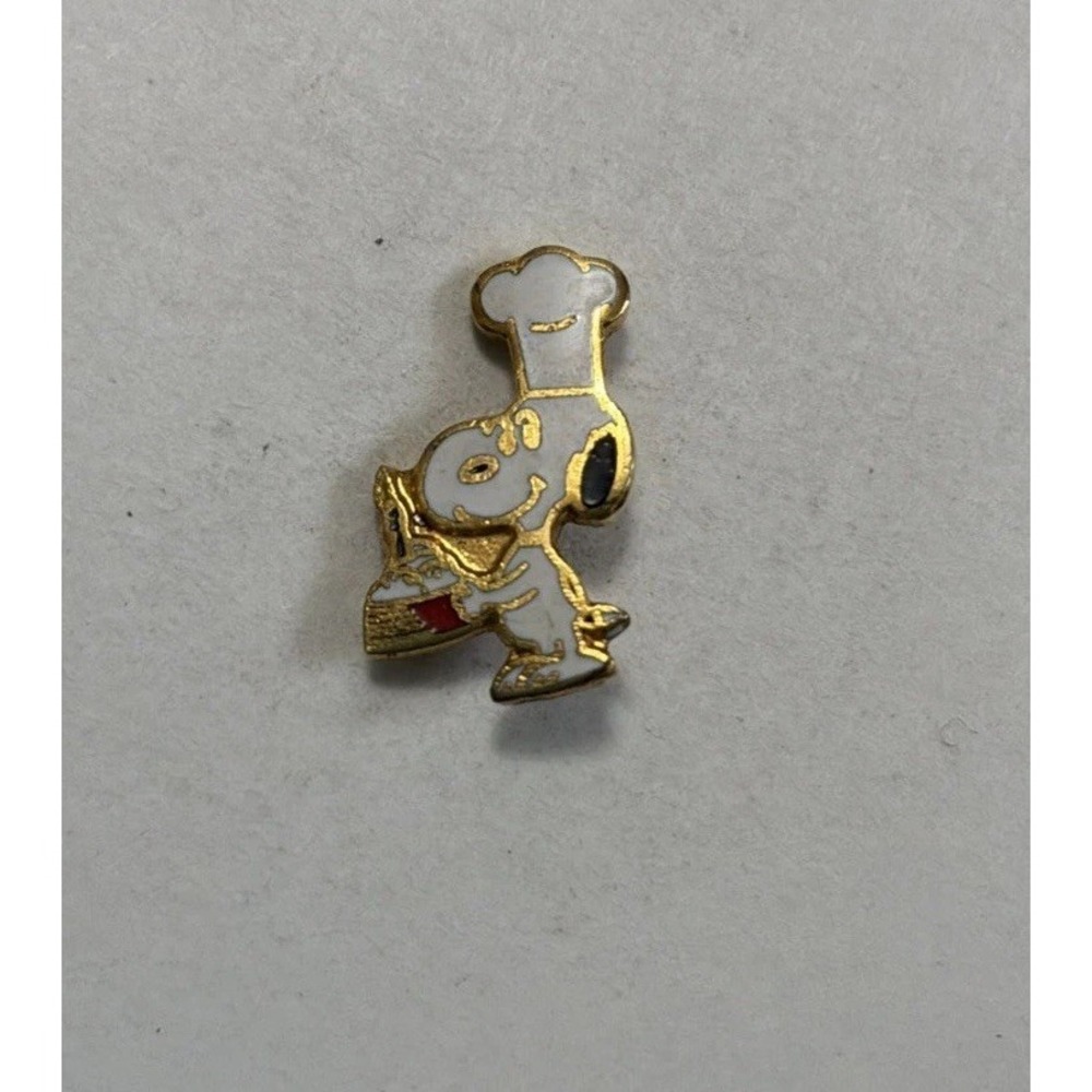 Snoopy Birthday Cake Pinback Lapel Pin Tie Tac Peanuts Chef Hat Signed Gold Tone